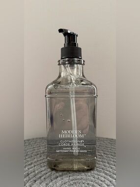 ✨New✨Modern Heirloom (Sand + Fog) Clothesline Hand Wash (450 mL glass bottle)
